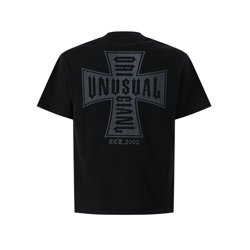 Ανδρικό βαμβακερό κοντομάνικο T‑shirt με εκτύπωση διασταυρωμένων γραμμάτων, streetwear έμπνευση, φαρδιά γραμμή, στρογγυλός λαιμός, καλοκαίρι