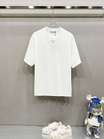 Muški pamučni T-shirt kratkih rukava s izvezenim trokutastim logom, minimalistički, visoko kvalitetan dizajn