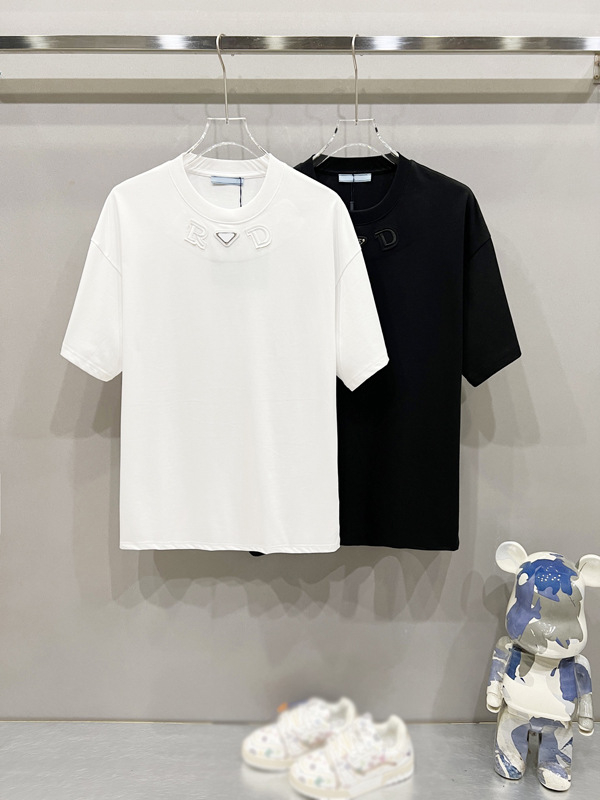 Muški pamučni T-shirt kratkih rukava s izvezenim trokutastim logom, minimalistički, visoko kvalitetan dizajn