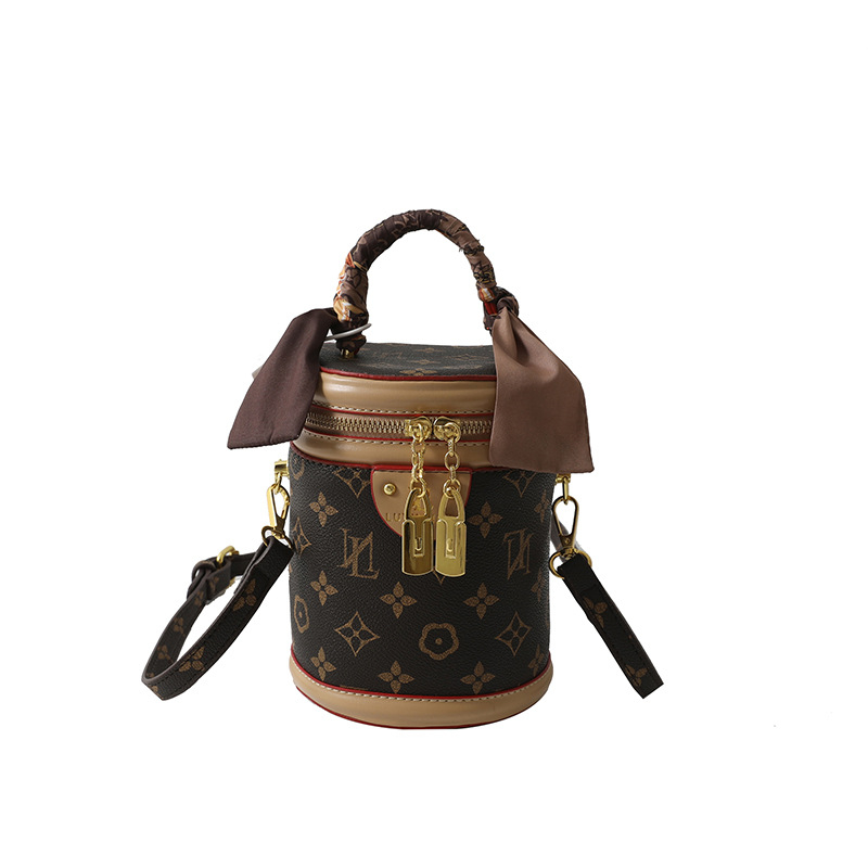 Ženska bucket torbica s monogramom i teksturiranim remenom od vrpce – retro klasični stil, mala veličina, preko ramena