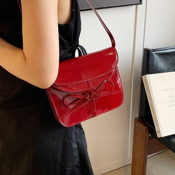 Ženska torbica s mašnicom od lakirane PU kože, mala kvadratna torba za rame i crossbody torba, proljeće 2026, nišni dizajn, svestrana.