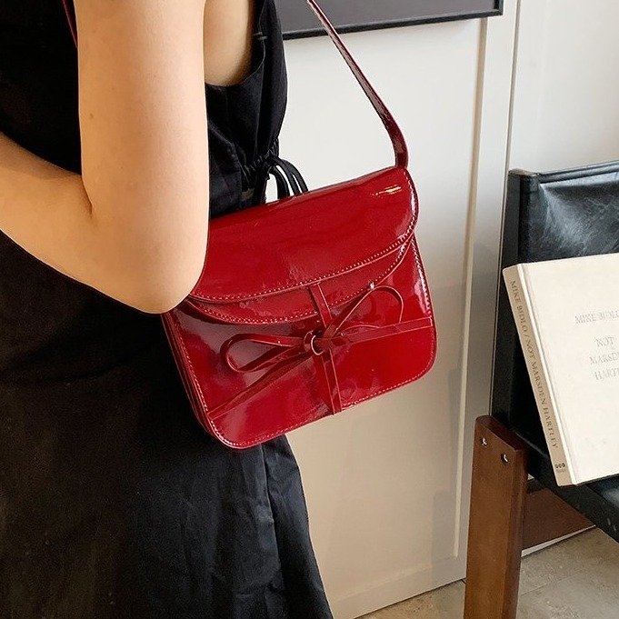 Ženska torbica s mašnicom od lakirane PU kože, mala kvadratna torba za rame i crossbody torba, proljeće 2026, nišni dizajn, svestrana.