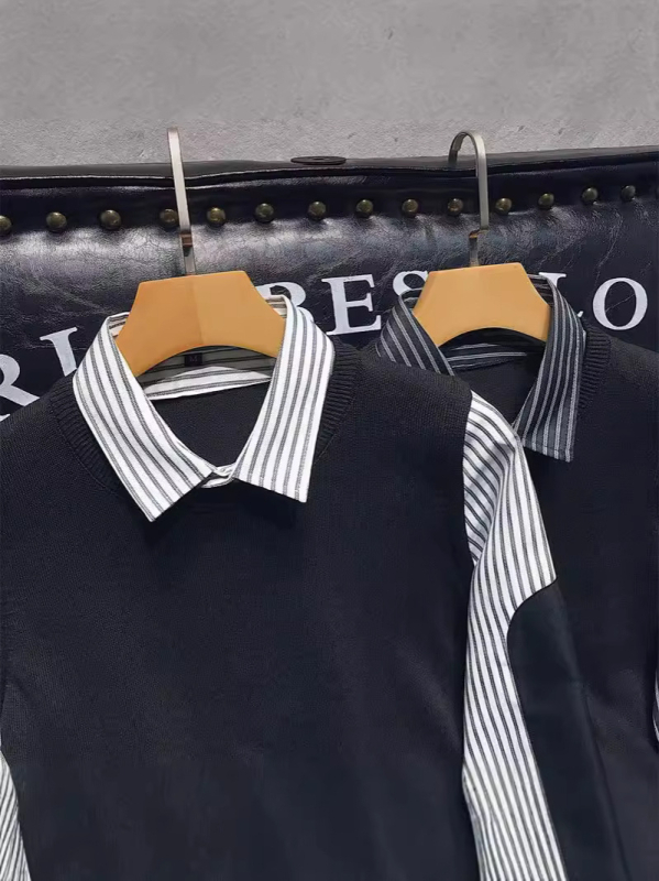 Fleece-le bélelt, csíkos férfi pulóver, hamis két-darabos hatás, koreai stílus, karcsú szabás, őszi–téli 2024