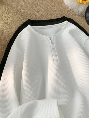 Ανδρικό Henley μακρυμάνικο T-shirt σε αμερικανικό στυλ, λευκό, χαλαρή γραμμή, μεγάλα μεγέθη, φθινοπωρινό βασικό ρούχο