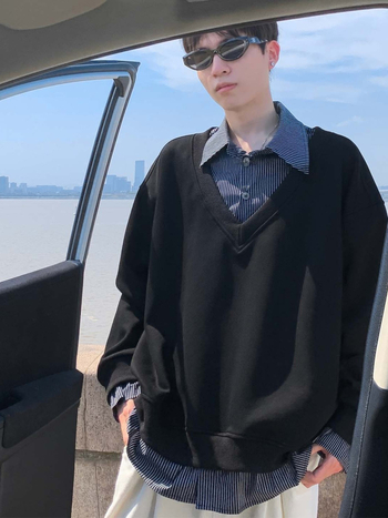 Csíkos corduroy anyagú póló-sweatshirt hibrid, laza szabás, kapucni, patch zseb