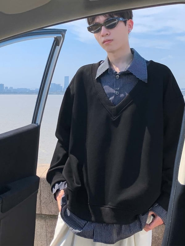 Csíkos corduroy anyagú póló-sweatshirt hibrid, laza szabás, kapucni, patch zseb