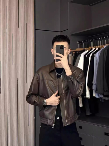 Ανδρικό δερμάτινο μπουφάν με πέτο, φθινοπωρινό-χειμερινό βιντάζ στυλ, μαλακό υψηλής ποιότητας δέρμα, μοντέρνο εξωτερικό ένδυμα.