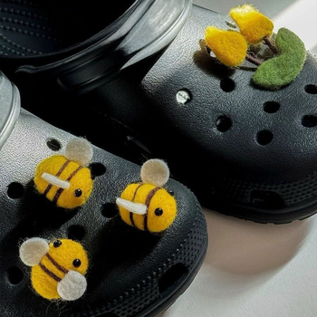 Ukras za cipele s havajskim cvijećem za KT mačku, crna kopča za Crocs-stil papuče, plišani DIY dodatak