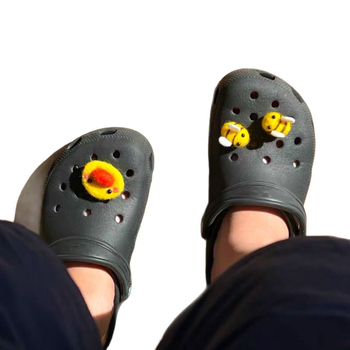 Ukras za cipele s havajskim cvijećem za KT mačku, crna kopča za Crocs-stil papuče, plišani DIY dodatak