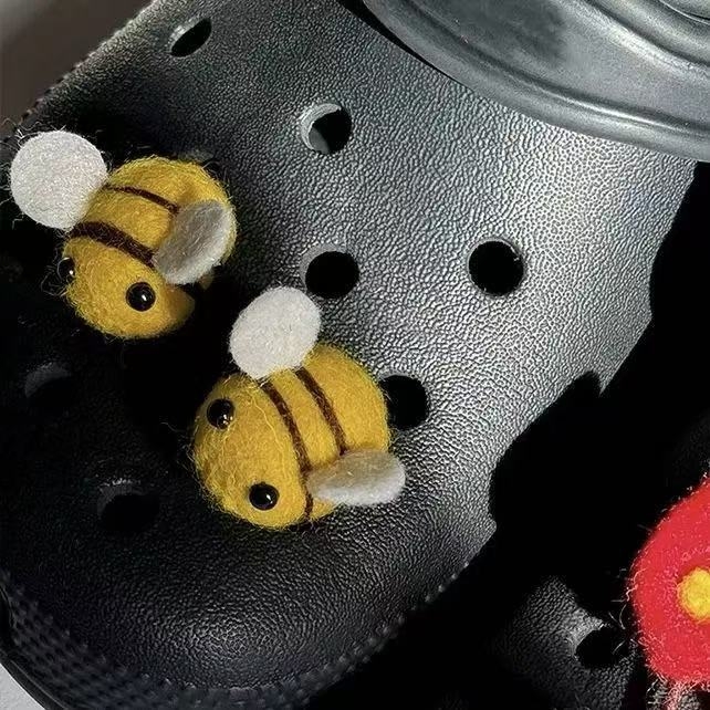Ukras za cipele s havajskim cvijećem za KT mačku, crna kopča za Crocs-stil papuče, plišani DIY dodatak