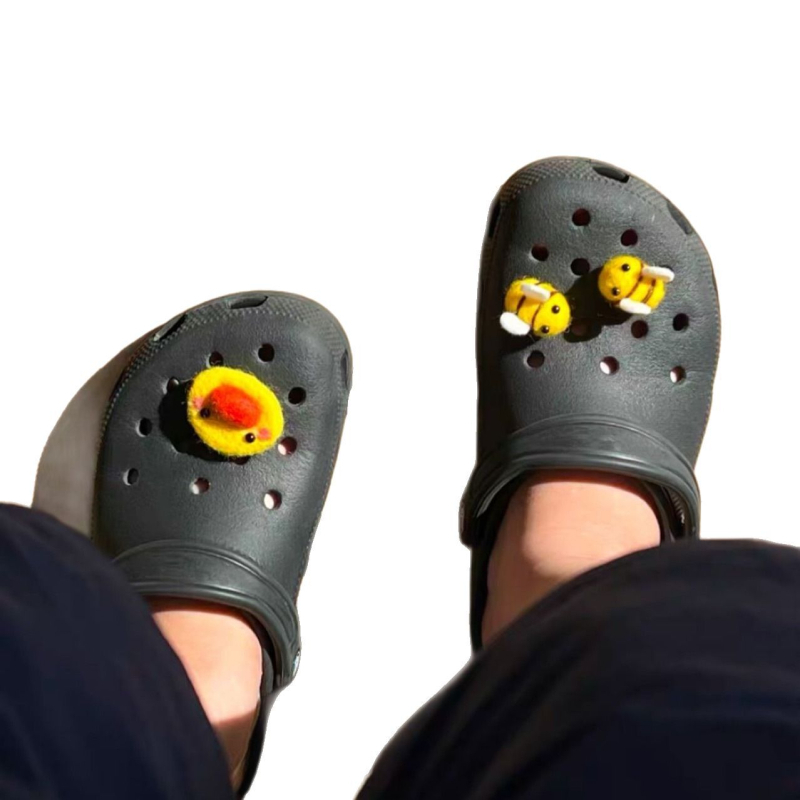 Ukras za cipele s havajskim cvijećem za KT mačku, crna kopča za Crocs-stil papuče, plišani DIY dodatak