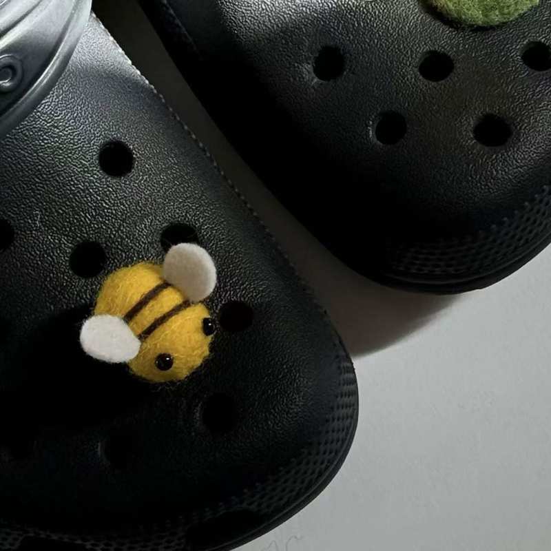 Ukras za cipele s havajskim cvijećem za KT mačku, crna kopča za Crocs-stil papuče, plišani DIY dodatak