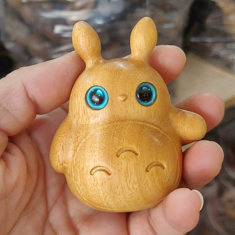 Zlatno sandalno drvo stolna dekoracija s motivom vjetrenjače: Totoro, gladan hrčak i ljuto žuto piliće