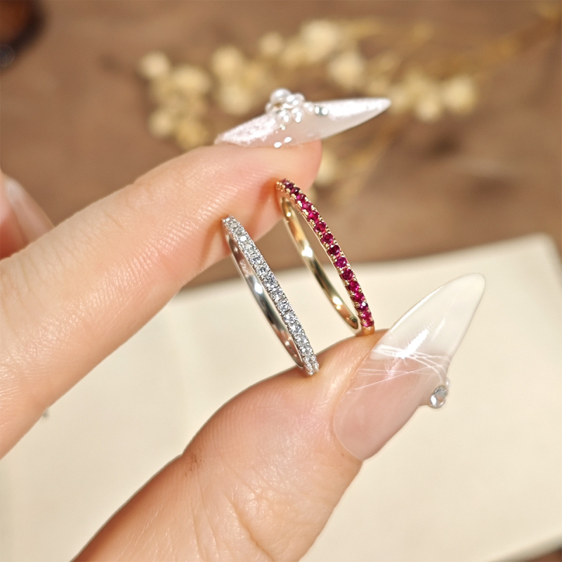 Dunli Jewelry S925 srebrni prsten s crvenim korundom u nizu i pavé dijamantima, minimalistički stil, za žene