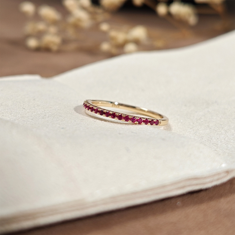Dunli Jewelry S925 srebrni prsten s crvenim korundom u nizu i pavé dijamantima, minimalistički stil, za žene