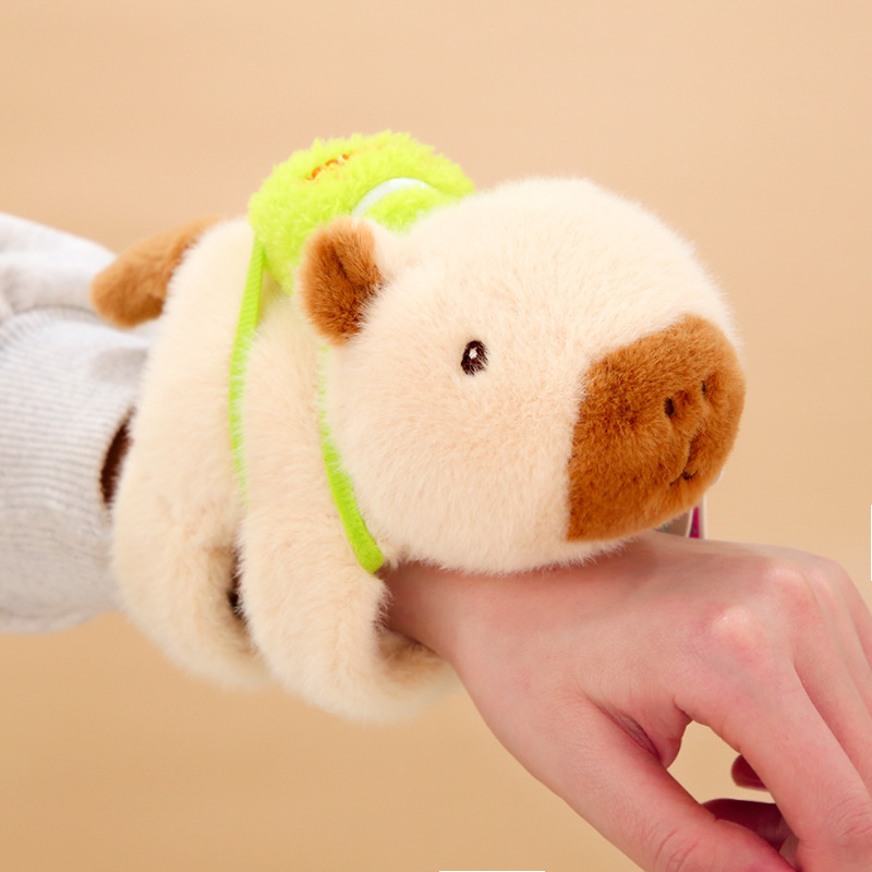 Capybara pliš igračka s narukvicom za zapešće