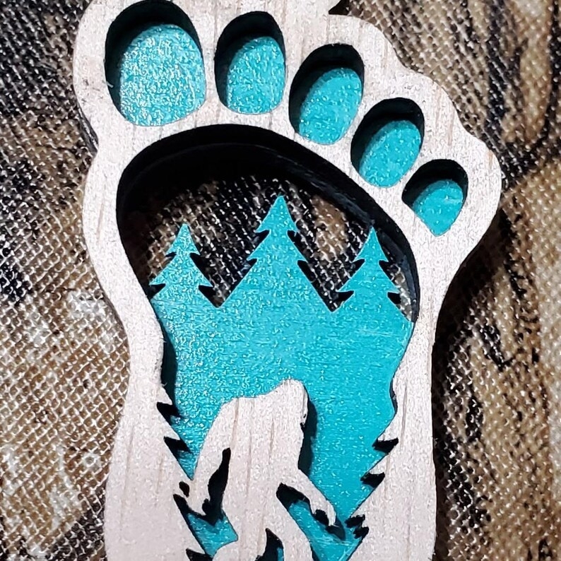 Nova jednostavna drvena ukrasna Bigfoot figura, šumski divjak stil, dvostruko slojevita drvena izrada za vješanje u automobil