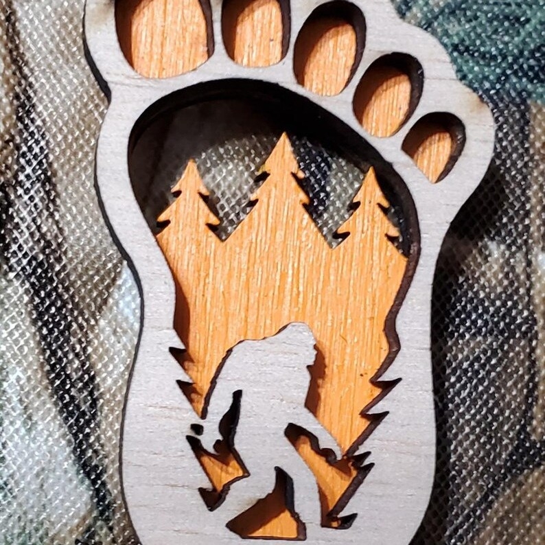Nova jednostavna drvena ukrasna Bigfoot figura, šumski divjak stil, dvostruko slojevita drvena izrada za vješanje u automobil