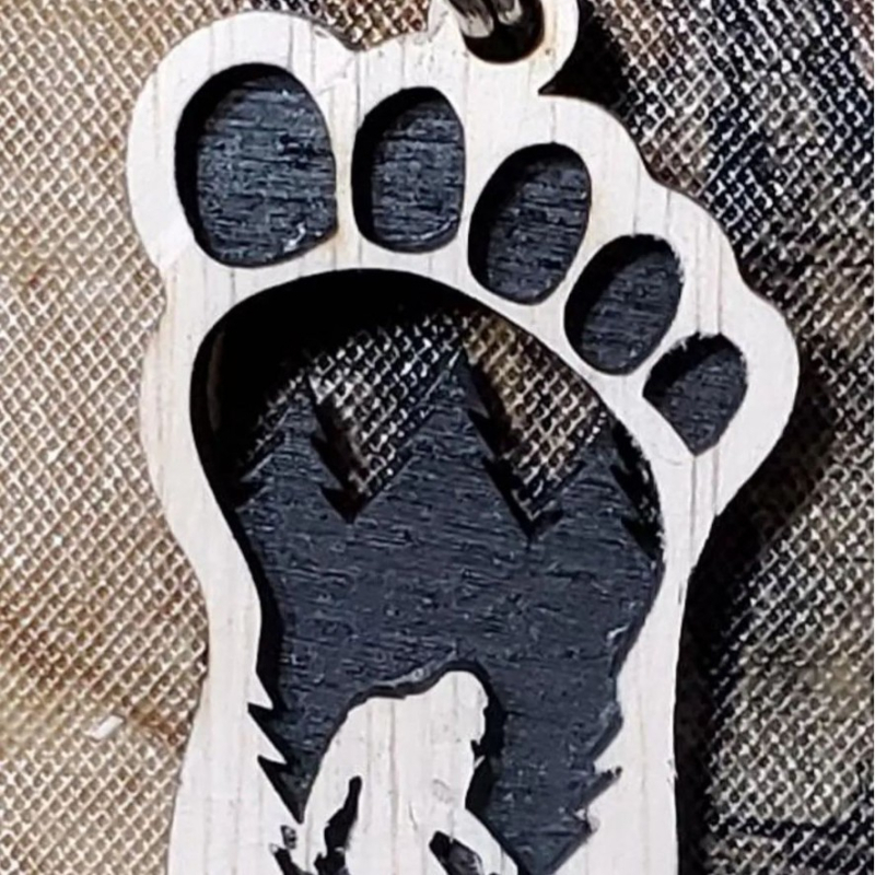 Nova jednostavna drvena ukrasna Bigfoot figura, šumski divjak stil, dvostruko slojevita drvena izrada za vješanje u automobil