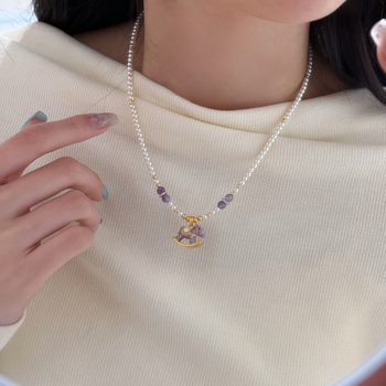 Colier mov cu perle, pandantiv din cupru, pe lanț clavicular – bijuterii feminine, stil casual pentru zi de zi
