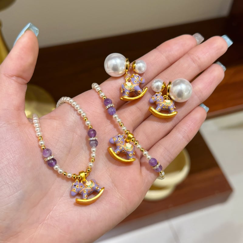Colier mov cu perle, pandantiv din cupru, pe lanț clavicular – bijuterii feminine, stil casual pentru zi de zi