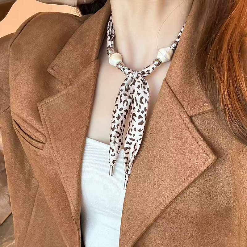 Ženski ogrlicu-šal s leopard printom od svile, novi dizajn 2025, jednostavan i elegantan dodatak