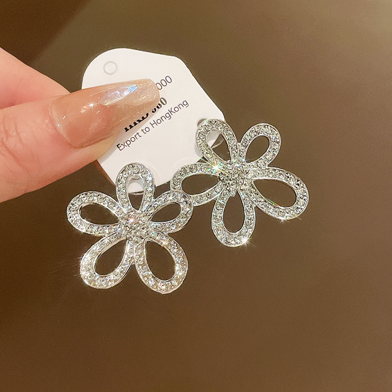 Naušnice s cvjetnim cirkonijem i srebrnom iglom – elegantne, svestrane, suptilan luksuz dizajn
