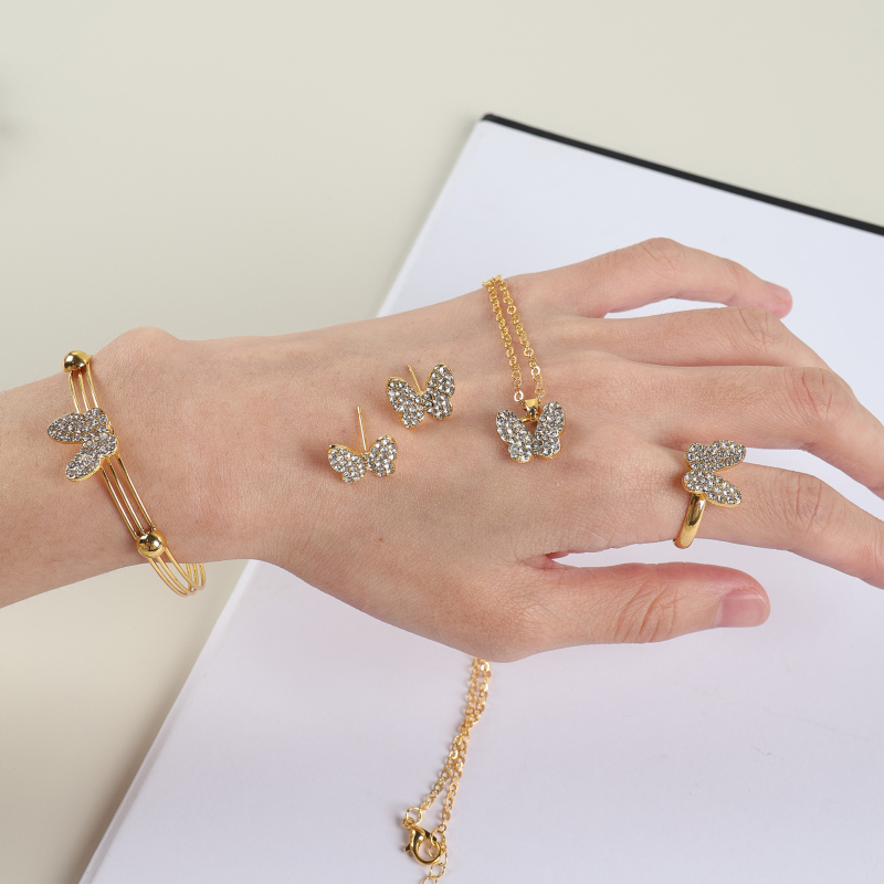 Set nakita s leptir motivom: naušnice, ogrlica, narukvica i prsten; četverodjelni set, ženski stil inspiriran korejskom modom, ljeto 2025