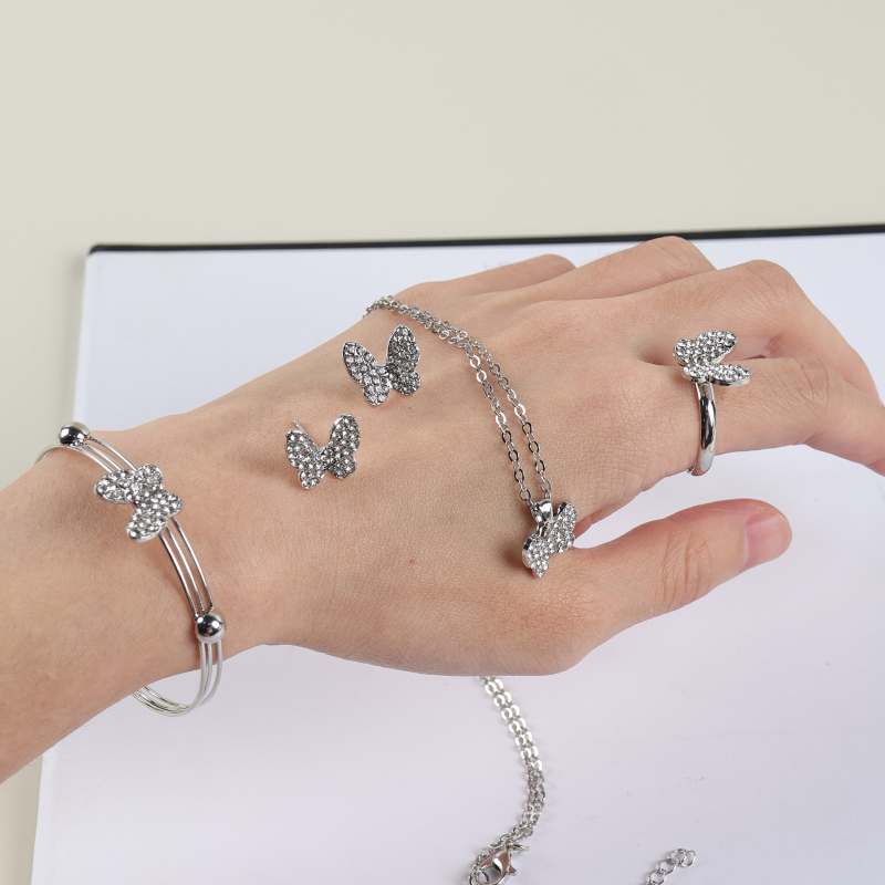 Set nakita s leptir motivom: naušnice, ogrlica, narukvica i prsten; četverodjelni set, ženski stil inspiriran korejskom modom, ljeto 2025