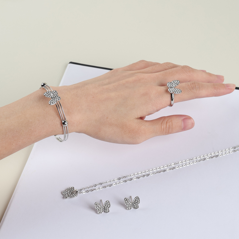 Set nakita s leptir motivom: naušnice, ogrlica, narukvica i prsten; četverodjelni set, ženski stil inspiriran korejskom modom, ljeto 2025