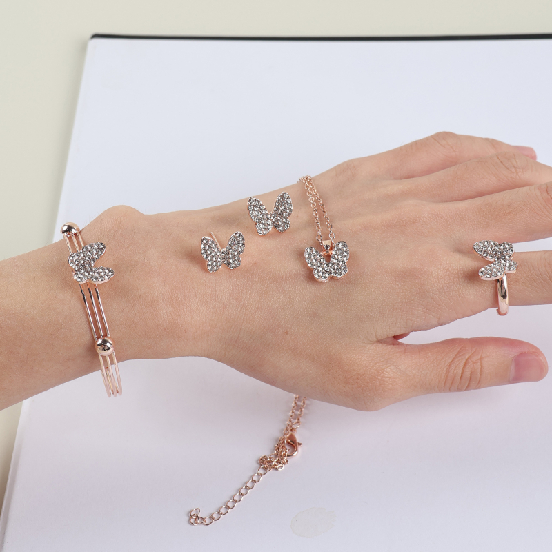 Set nakita s leptir motivom: naušnice, ogrlica, narukvica i prsten; četverodjelni set, ženski stil inspiriran korejskom modom, ljeto 2025