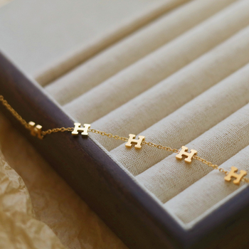 Ženski lančić s slovima, lagani luksuz, minimalistički dizajn, elegantan i svestran set nakita