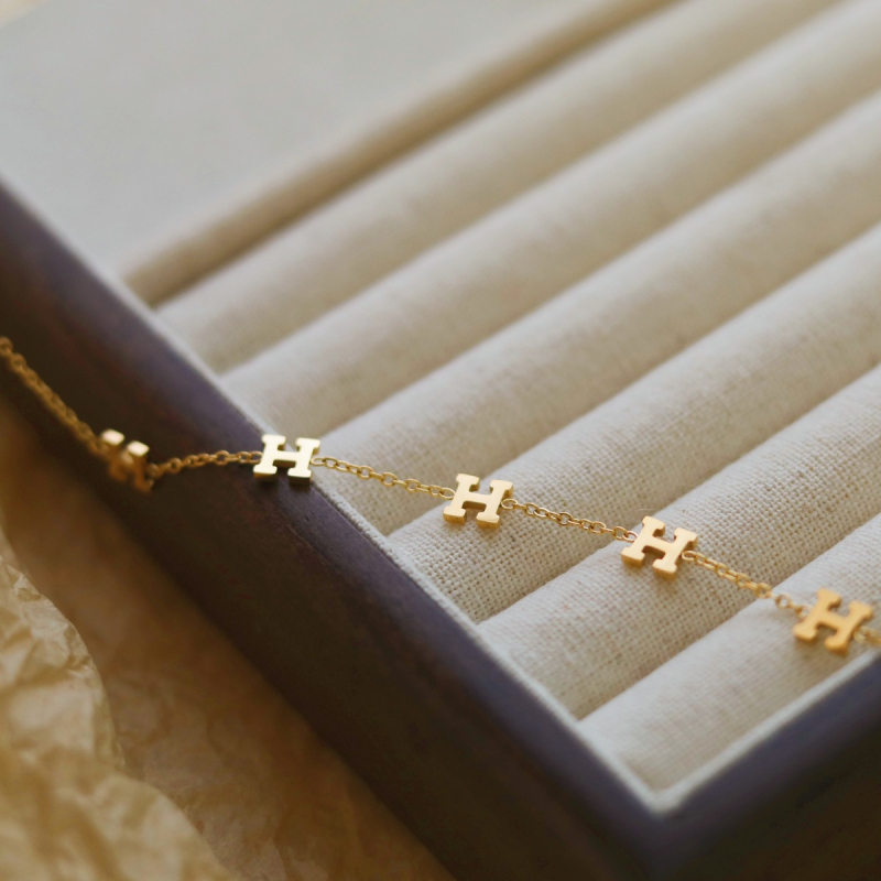 Ženski lančić s slovima, lagani luksuz, minimalistički dizajn, elegantan i svestran set nakita