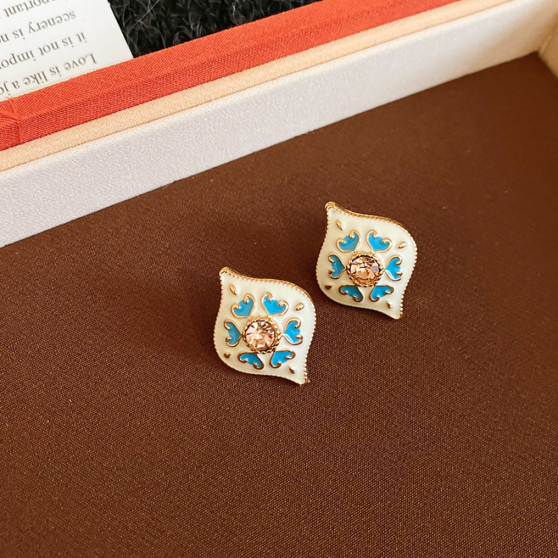 Set nakita sa srcolikim kristalima: naušnice, narukvica i ogrlica na ključnu kost, palatinski stil.