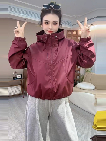 Ženska dvostruko windbreaker kratka jakna, jesen 2025, moderna, udoban širok kroj, sportski stil, polo ovratnik, zip, jednobojna boja