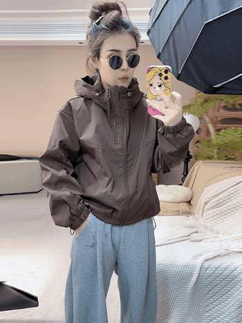 Ženska dvostruko windbreaker kratka jakna, jesen 2025, moderna, udoban širok kroj, sportski stil, polo ovratnik, zip, jednobojna boja