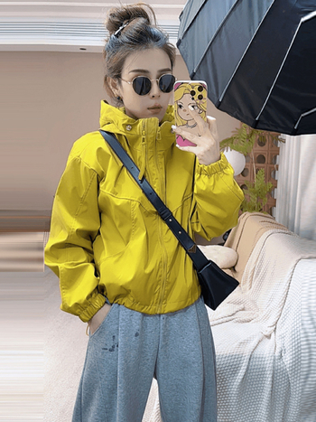 Ženska dvostruko windbreaker kratka jakna, jesen 2025, moderna, udoban širok kroj, sportski stil, polo ovratnik, zip, jednobojna boja