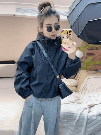 Ženska dvostruko windbreaker kratka jakna, jesen 2025, moderna, udoban širok kroj, sportski stil, polo ovratnik, zip, jednobojna boja