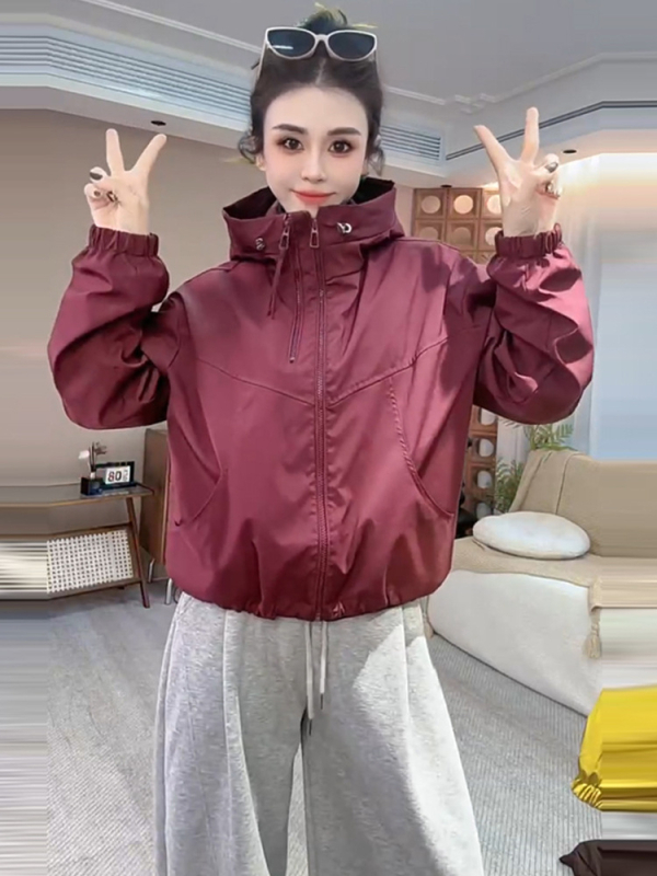 Ženska dvostruko windbreaker kratka jakna, jesen 2025, moderna, udoban širok kroj, sportski stil, polo ovratnik, zip, jednobojna boja