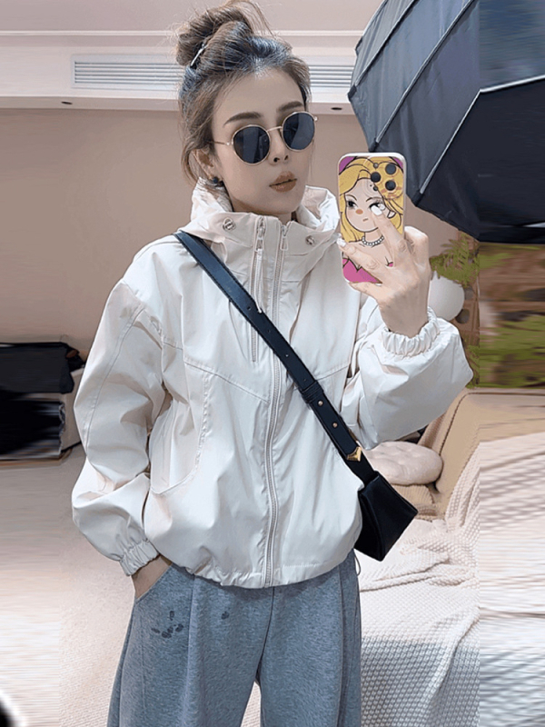 Ženska dvostruko windbreaker kratka jakna, jesen 2025, moderna, udoban širok kroj, sportski stil, polo ovratnik, zip, jednobojna boja