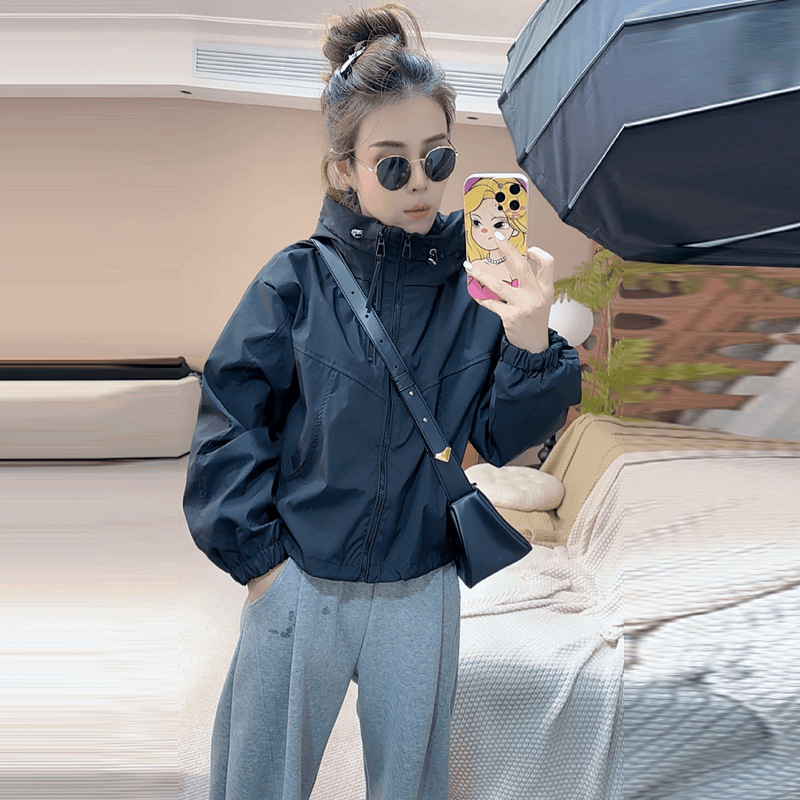 Ženska dvostruko windbreaker kratka jakna, jesen 2025, moderna, udoban širok kroj, sportski stil, polo ovratnik, zip, jednobojna boja
