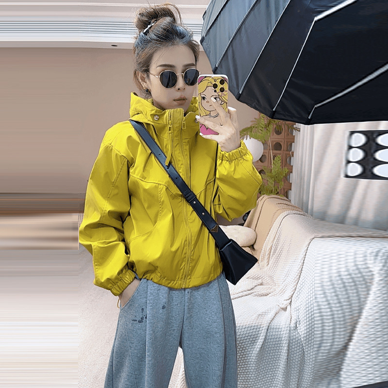 Ženska dvostruko windbreaker kratka jakna, jesen 2025, moderna, udoban širok kroj, sportski stil, polo ovratnik, zip, jednobojna boja