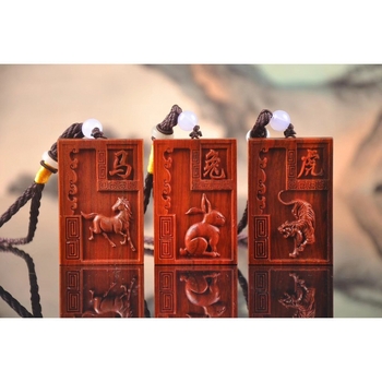 Automobilski privjesak od krvnog sandalovog drveta sa zodijakalnim znakovima, rezbareni drveni ukras