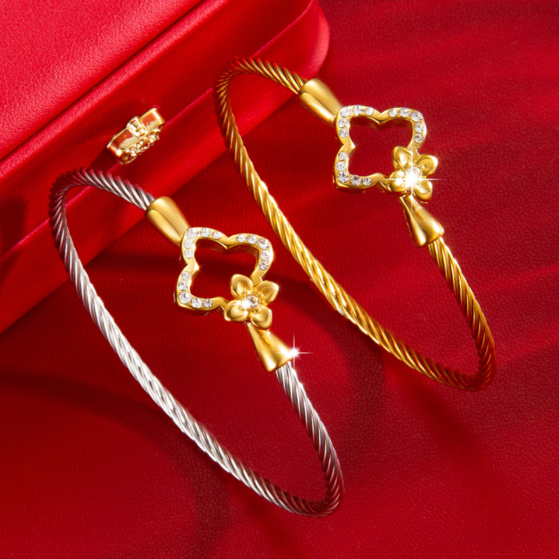 Ženski narukvica od titan čelika sa motivom četiri lista i dijamantima 18K, elegantan dizajn