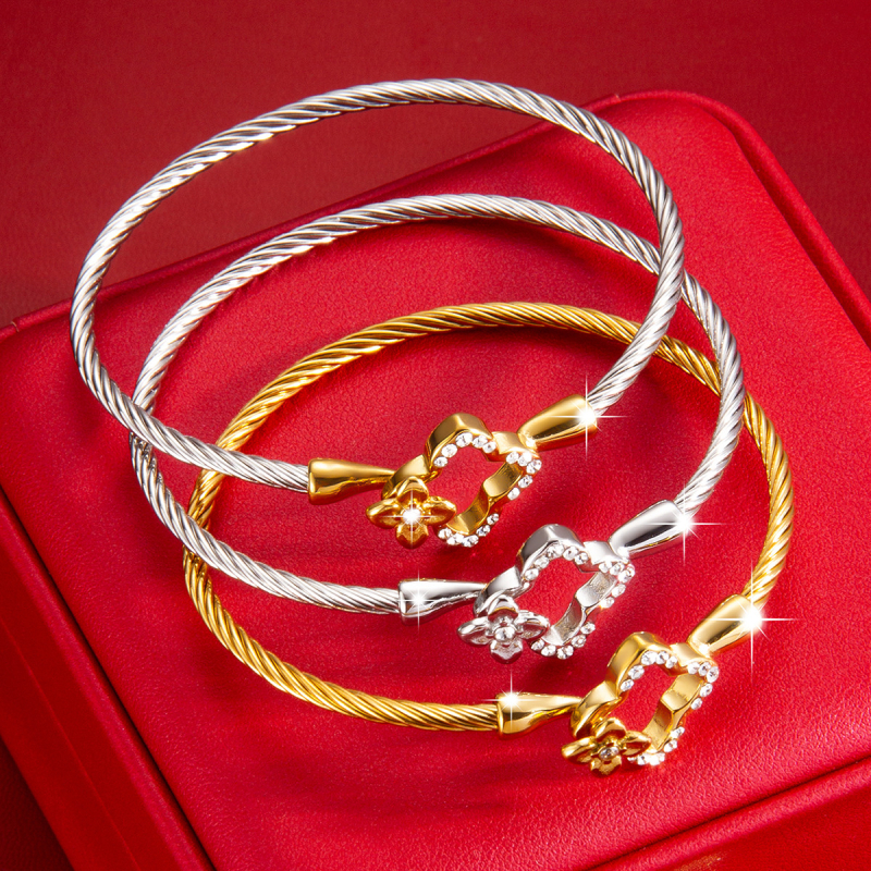 Ženski narukvica od titan čelika sa motivom četiri lista i dijamantima 18K, elegantan dizajn