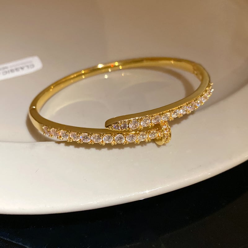 Narukvica s 18K pozlatom i cirkonima, klin-zatvarač, vintage stil, elegantan ženski komad nakita