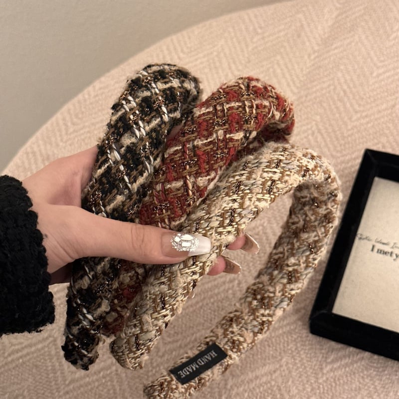 Čelenka u Chanel stila za jesen-zimu, s bouclé tweedom, tkanim kariranim uzorkom, vintage dodatak za žene