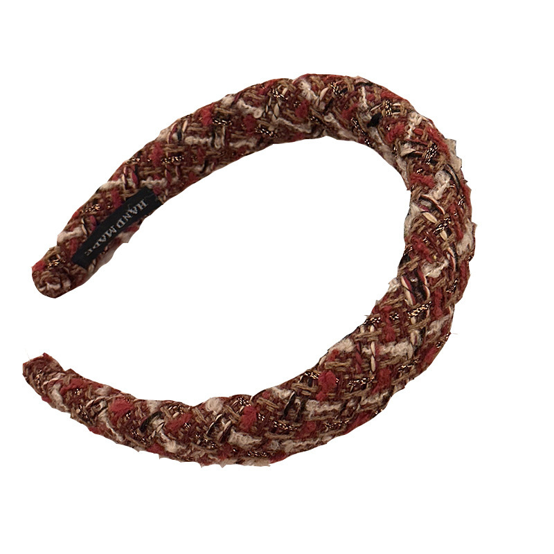 Čelenka u Chanel stila za jesen-zimu, s bouclé tweedom, tkanim kariranim uzorkom, vintage dodatak za žene