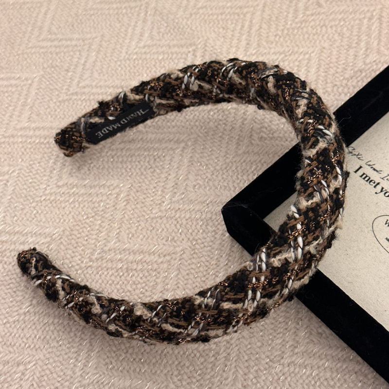 Čelenka u Chanel stila za jesen-zimu, s bouclé tweedom, tkanim kariranim uzorkom, vintage dodatak za žene