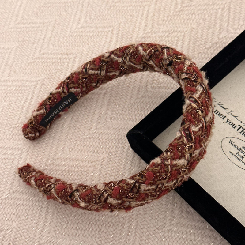 Čelenka u Chanel stila za jesen-zimu, s bouclé tweedom, tkanim kariranim uzorkom, vintage dodatak za žene